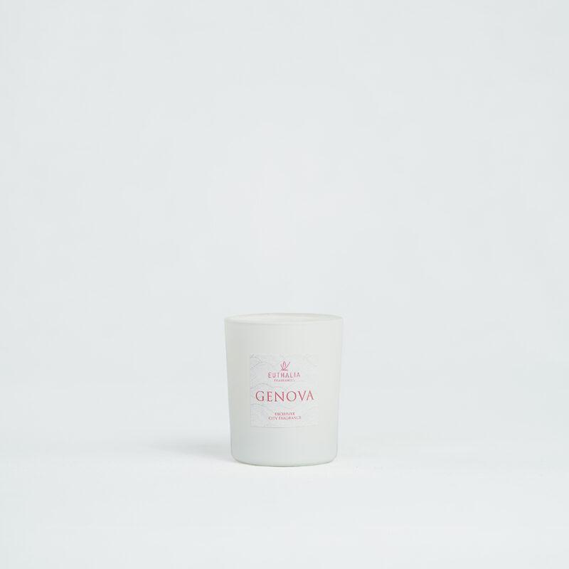 Fragranza Genova: candela profumata da 180gr di Euthalia Fragrances. Bicchiere elegante in vetro verniciato bianco e con etichetta con finiture rosse, perfetto per chi desidera un profumo d'ambiente raffinato e di lunga durata. Ideale per donare un tocco di lusso agli spazi.