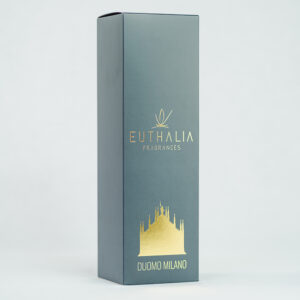 Packaging della fragranza Duomo Milano di Euthalia Fragrances, con design elegante in tonalità scure e dettagli in oro. Il logo del Duomo di Milano è evidenziato sulla confezione, rappresentando una fragranza esclusiva ispirata alla città. Perfetta per chi cerca un profumo d'ambiente sofisticato e di alta qualità.