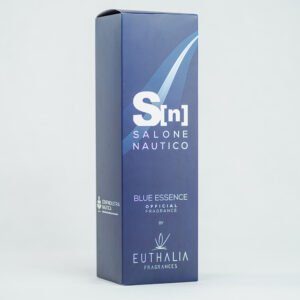 Packaging della fragranza ufficiale Salone Nautico, Blue Essence, di Euthalia Fragrances. Design moderno con tonalità blu navy e logo del Salone Nautico, ideale per rappresentare un'essenza ispirata al mare e alla nautica. Perfetta per ambienti eleganti e sofisticati.