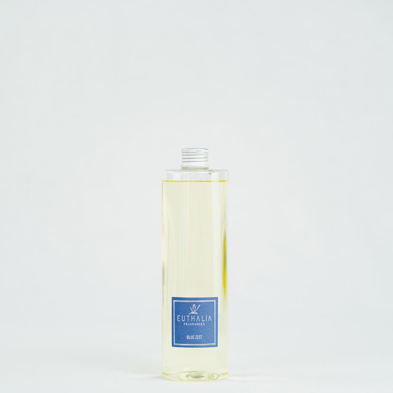 Fragranza Blue Zest: refill da 500ml in bottiglia in PET trasparente per diffusore di fragranze Euthalia Fragrances. Design essenziale e pratico, perfetto per ricaricare diffusori di ambienti con una fragranza persistente.