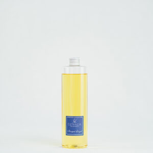 Fragranza Bouquet Royal: refill da 500ml in bottiglia in PET trasparente per diffusore di fragranze Euthalia Fragrances. Design essenziale e pratico, perfetto per ricaricare diffusori di ambienti con una fragranza persistente.