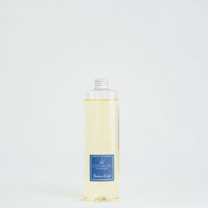 Fragranza Cashmere Delight: refill da 500ml in bottiglia in PET trasparente per diffusore di fragranze Euthalia Fragrances. Design essenziale e pratico, perfetto per ricaricare diffusori di ambienti con una fragranza persistente.