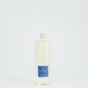 Fragranza Fleur de Bali: refill da 500ml in bottiglia in PET trasparente per diffusore di fragranze Euthalia Fragrances. Design essenziale e pratico, perfetto per ricaricare diffusori di ambienti con una fragranza persistente.