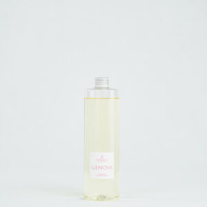 Fragranza Genova: refill da 500ml in bottiglia in PET trasparente per diffusore di fragranze Euthalia Fragrances. Design essenziale e pratico, perfetto per ricaricare diffusori di ambienti con una fragranza persistente.