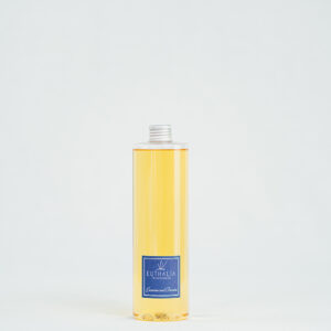 Fragranza Jasmine and Berries: refill da 500ml in bottiglia in PET trasparente per diffusore di fragranze Euthalia Fragrances. Design essenziale e pratico, perfetto per ricaricare diffusori di ambienti con una fragranza persistente.