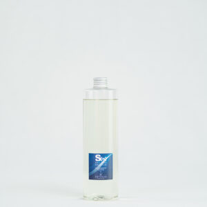 Fragranza Salone Nautico - Blue Essence: refill da 500ml in bottiglia in PET trasparente per diffusore di fragranze Euthalia Fragrances. Design essenziale e pratico, perfetto per ricaricare diffusori di ambienti con una fragranza persistente.