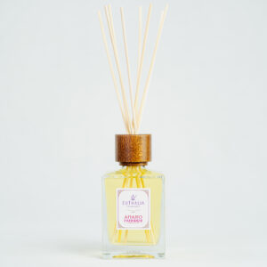 Fragranza Amaro Fabbrizii. Diffusore a bastoncini Euthalia Fragrances, con flacone in vetro trasparente. Il tappo in legno e i bastoncini completano il design elegante, ideale per profumare ambienti con una fragranza raffinata e di lunga durata.