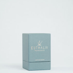Confezione elegante di un diffusore a bastoncini Euthalia Fragrances, in tonalità antracite con logo in oro rosa. Packaging raffinato che trasmette lusso e qualità, ideale per proteggere e presentare il diffusore di fragranze per la casa.
