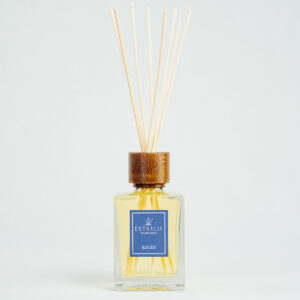 Profumo ambiente Euthalia Fragrances in diffusore di vetro con tappi in legno e bastoncini per aromatizzare gli ambienti.