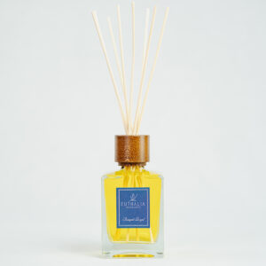 Fragranza Bouquet Royal. Diffusore a bastoncini Euthalia Fragrances, con flacone in vetro trasparente. Il tappo in legno e i bastoncini completano il design elegante, ideale per profumare ambienti con una fragranza raffinata e di lunga durata.
