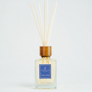 Fragranza Cashmere Delight. Diffusore a bastoncini Euthalia Fragrances, con flacone in vetro trasparente. Il tappo in legno e i bastoncini completano il design elegante, ideale per profumare ambienti con una fragranza raffinata e di lunga durata.