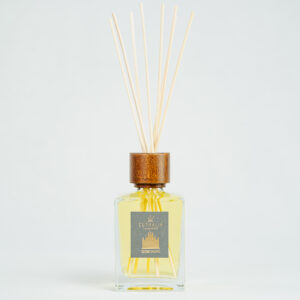 Profumo ambiente Euthalia Fragrances in diffusore di vetro con tappi in legno e bastoncini per aromatizzare gli ambienti.