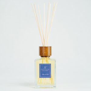 Fragranza Fleur de Bali. Diffusore a bastoncini Euthalia Fragrances, con flacone in vetro trasparente. Il tappo in legno e i bastoncini completano il design elegante, ideale per profumare ambienti con una fragranza raffinata e di lunga durata.
