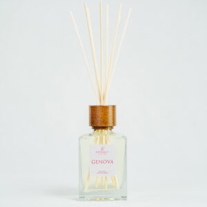 Fragranza Genova. Diffusore a bastoncini Euthalia Fragrances, con flacone in vetro trasparente. Il tappo in legno e i bastoncini completano il design elegante, ideale per profumare ambienti con una fragranza raffinata e di lunga durata.
