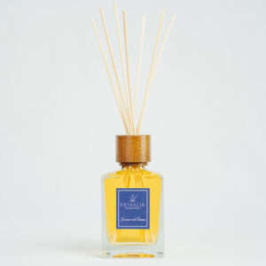 Fragranza Jasmine and Berries. Diffusore a bastoncini Euthalia Fragrances, con flacone in vetro trasparente. Il tappo in legno e i bastoncini completano il design elegante, ideale per profumare ambienti con una fragranza raffinata e di lunga durata.