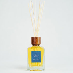 Fragranza Mississippi Blues. Diffusore a bastoncini Euthalia Fragrances, con flacone in vetro trasparente. Il tappo in legno e i bastoncini completano il design elegante, ideale per profumare ambienti con una fragranza raffinata e di lunga durata.