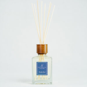 Fragranza Vanilla Peach. Diffusore a bastoncini Euthalia Fragrances, con flacone in vetro trasparente. Il tappo in legno e i bastoncini completano il design elegante, ideale per profumare ambienti con una fragranza raffinata e di lunga durata.