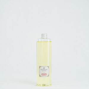 Fragranza Amaro Fabbrizii: refill da 500ml in bottiglia in PET trasparente per diffusore di fragranze Euthalia Fragrances. Design essenziale e pratico, perfetto per ricaricare diffusori di ambienti con una fragranza persistente.