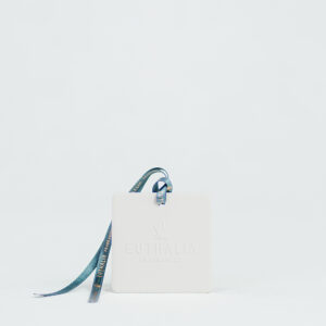 Ceramica profumata di Euthalia Fragrances, ideale per piccoli spazi come cassetti e armadi. Design minimalista ed elegante con logo impresso e nastrino decorativo blu. Perfetta per diffondere delicate fragranze in ambienti ristretti, garantendo un tocco di freschezza e stile.