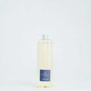 Fragranza Lait de Coton: refill da 500ml in bottiglia in PET trasparente per diffusore di fragranze Euthalia Fragrances. Design essenziale e pratico, perfetto per ricaricare diffusori di ambienti con una fragranza persistente.