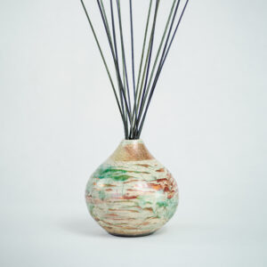 Vaso in ceramica Raku della collezione Euthalia Fragrances, dal design elegante e artigianale. Vaso caratterizzato dalla tradizionale tecnica di lavorazione giapponese Raku, perfetto per arricchire ambienti con raffinatezza. Ideale come diffusore di fragranze o complemento d'arredo. Hoi An.