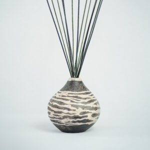 Vaso in ceramica Raku della collezione Euthalia Fragrances, dal design elegante e artigianale. Vaso caratterizzato dalla tradizionale tecnica di lavorazione giapponese Raku, perfetto per arricchire ambienti con raffinatezza. Ideale come diffusore di fragranze o complemento d'arredo. London.