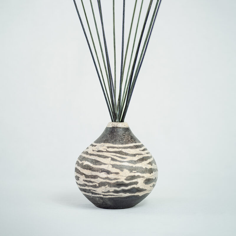 Vaso in ceramica Raku della collezione Euthalia Fragrances, dal design elegante e artigianale. Vaso caratterizzato dalla tradizionale tecnica di lavorazione giapponese Raku, perfetto per arricchire ambienti con raffinatezza. Ideale come diffusore di fragranze o complemento d'arredo. London.