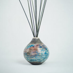 Vaso in ceramica Raku della collezione Euthalia Fragrances, dal design elegante e artigianale. Vaso caratterizzato dalla tradizionale tecnica di lavorazione giapponese Raku, perfetto per arricchire ambienti con raffinatezza. Ideale come diffusore di fragranze o complemento d'arredo. Patagonia.
