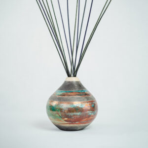 Vaso in ceramica Raku della collezione Euthalia Fragrances, dal design elegante e artigianale. Vaso caratterizzato dalla tradizionale tecnica di lavorazione giapponese Raku, perfetto per arricchire ambienti con raffinatezza. Ideale come diffusore di fragranze o complemento d'arredo. Uluru.