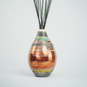 Vaso in ceramica Raku della collezione Euthalia Fragrances, dal design elegante e artigianale. Vaso caratterizzato dalla tradizionale tecnica di lavorazione giapponese Raku, perfetto per arricchire ambienti con raffinatezza. Ideale come diffusore di fragranze o complemento d'arredo. Uluru.