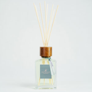 Fragranza Silken Pear. Diffusore a bastoncini Euthalia Fragrances, con flacone in vetro trasparente. Il tappo in legno e i bastoncini completano il design elegante, ideale per profumare ambienti con una fragranza raffinata e di lunga durata.