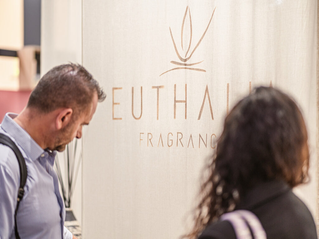 Visitatori osservano lo stand Euthalia Fragrances a Maison&Objet 2025, fiera internazionale dedicata al design e alla profumeria d’ambiente di lusso.