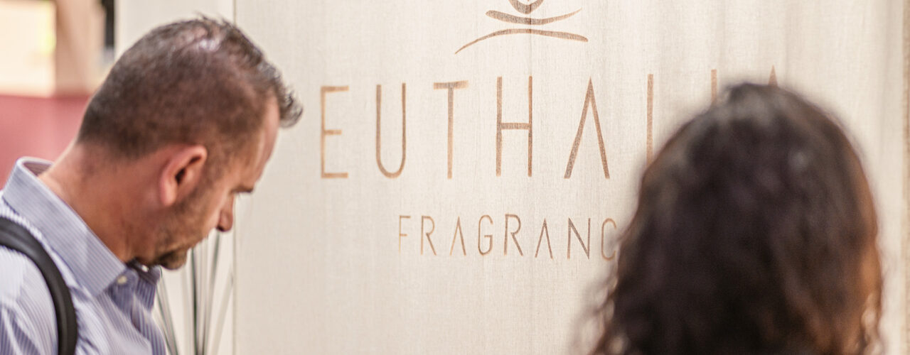 Visitatori osservano lo stand Euthalia Fragrances a Maison&Objet 2025, fiera internazionale dedicata al design e alla profumeria d’ambiente di lusso.