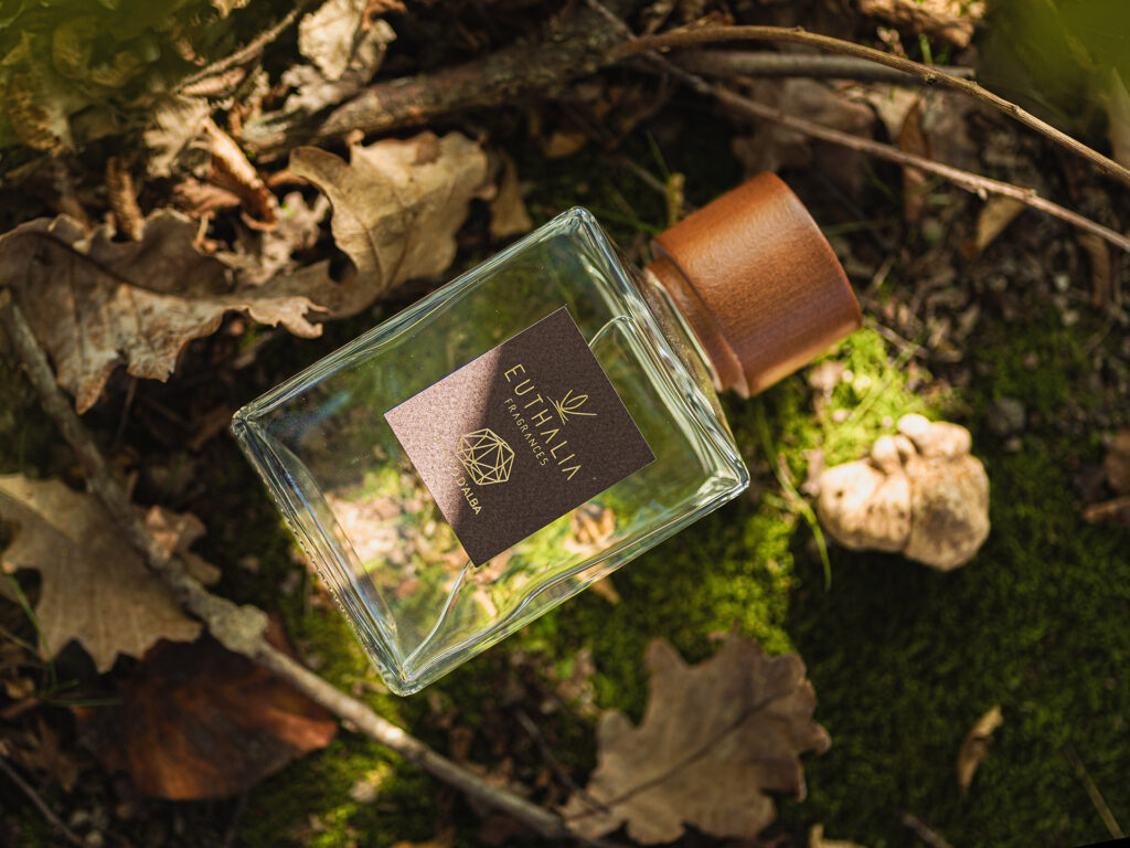 Diffusore Bianco d’Alba di Euthalia Fragrances immerso nella natura delle Langhe, tra foglie secche e muschio, simbolo dell’eleganza olfattiva di questo territorio unico. White truffle.