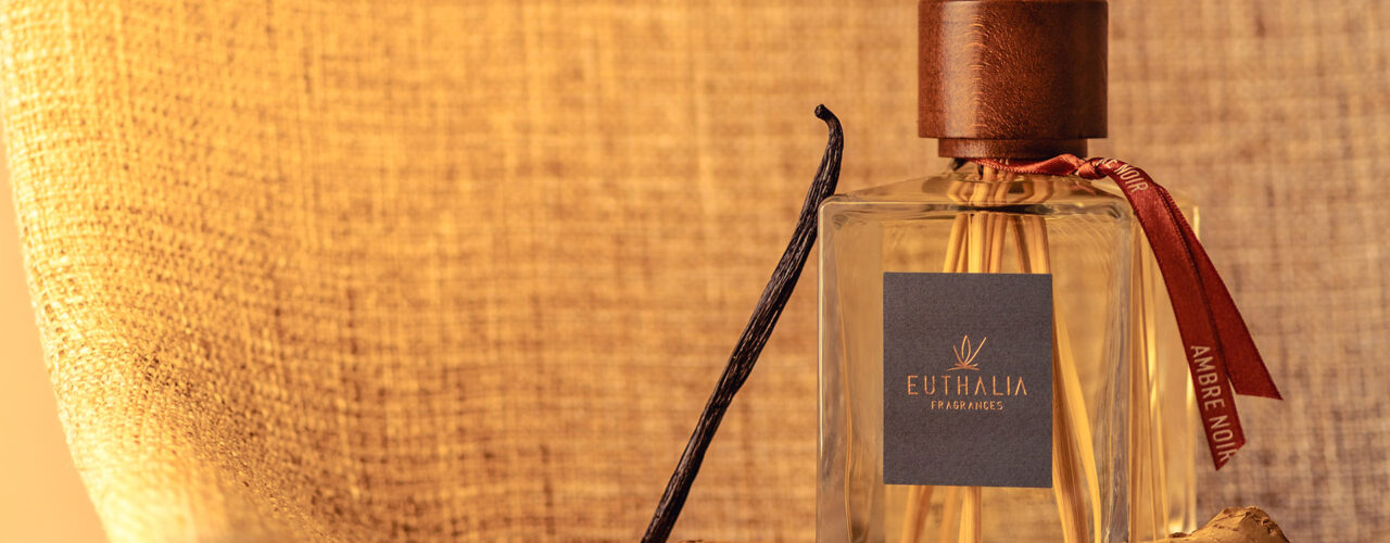 Diffusore Ambre Noir Euthalia Fragrances con vaniglia, cannella e zenzero: profumo d’ambiente che scalda la casa e il cuore a novembre. heart