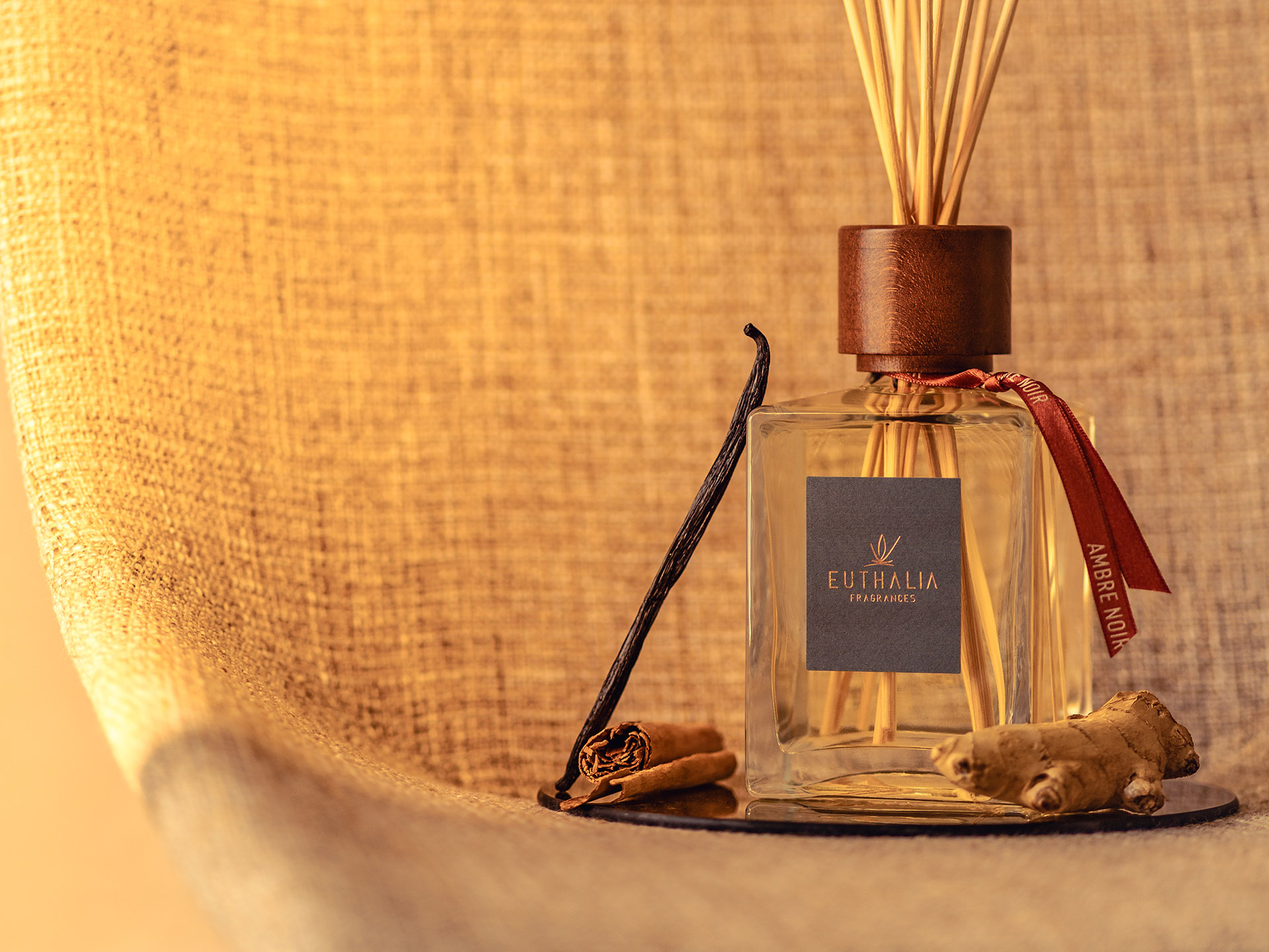 Diffusore Ambre Noir Euthalia Fragrances con vaniglia, cannella e zenzero: profumo d’ambiente che scalda la casa e il cuore a novembre. heart