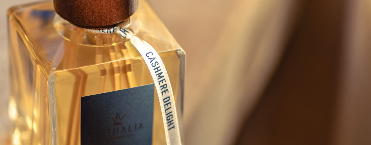 Diffusore di profumo ambiente Cashmere Delight Euthalia Fragrances su davanzale illuminato, fragranza avvolgente per la casa in inverno Cashmere Delight home fragrance diffuser by Euthalia Fragrances on a sunlit windowsill, a cosy scent to warm the home in winter