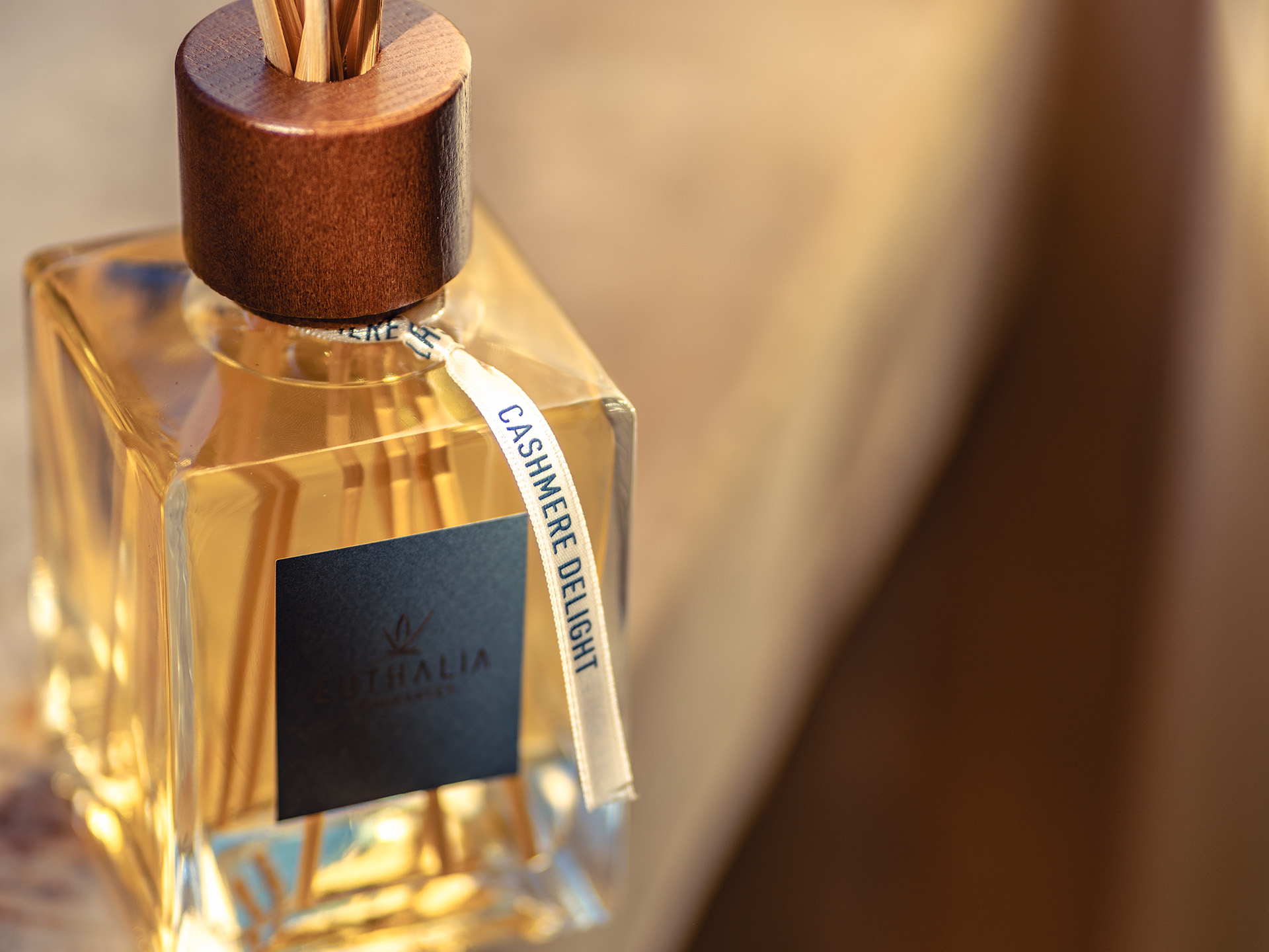 Diffusore di profumo ambiente Cashmere Delight Euthalia Fragrances su davanzale illuminato, fragranza avvolgente per la casa in inverno Cashmere Delight home fragrance diffuser by Euthalia Fragrances on a sunlit windowsill, a cosy scent to warm the home in winter