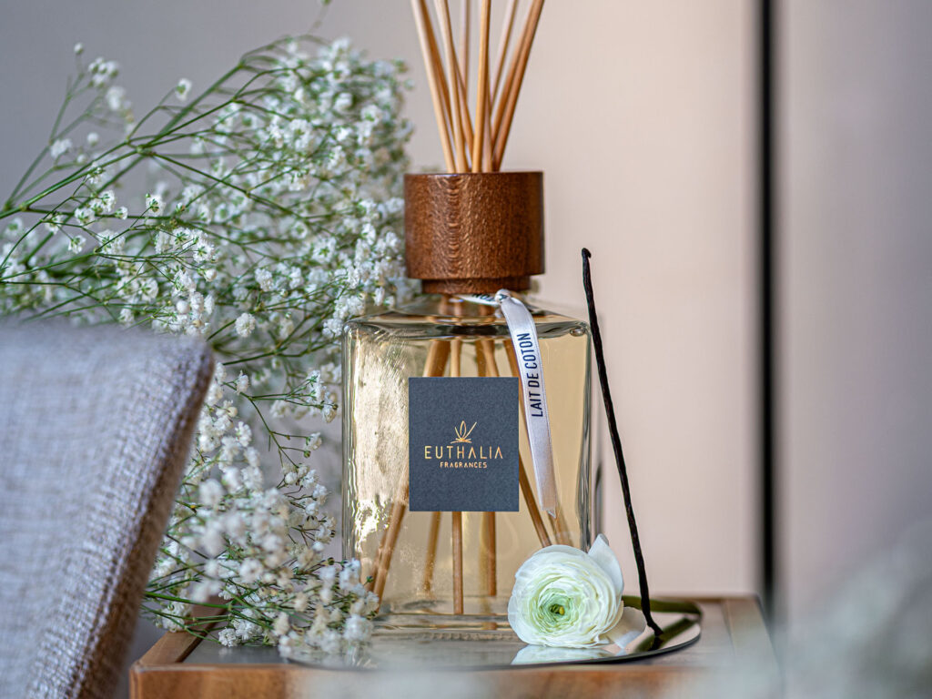 Fiori e fragranza Lait de Coton, immagine ispirata a Sanremo tra eleganza floreale, delicatezza e atmosfera della Riviera. Flowers and Lait de Coton fragrance, an image inspired by Sanremo with floral elegance, softness and Riviera atmosphere.