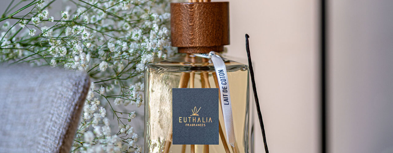 Fiori e fragranza Lait de Coton, immagine ispirata a Sanremo tra eleganza floreale, delicatezza e atmosfera della Riviera. Flowers and Lait de Coton fragrance, an image inspired by Sanremo with floral elegance, softness and Riviera atmosphere.