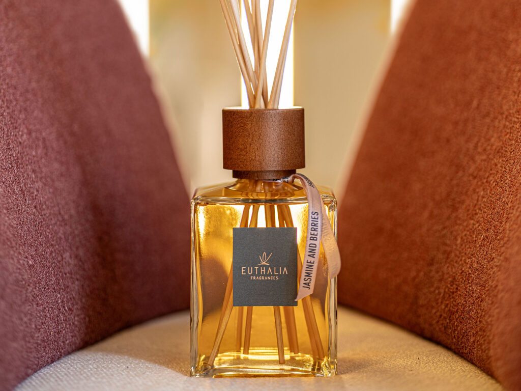 Diffusore Jasmine and Berries di Euthalia Fragrances in un interno elegante dai toni caldi, immagine ispirata all’atmosfera sofisticata della serata degli Oscar - Jasmine and Berries diffuser by Euthalia Fragrances in an elegant warm-toned interior, inspired by the sophisticated atmosphere of Oscars night