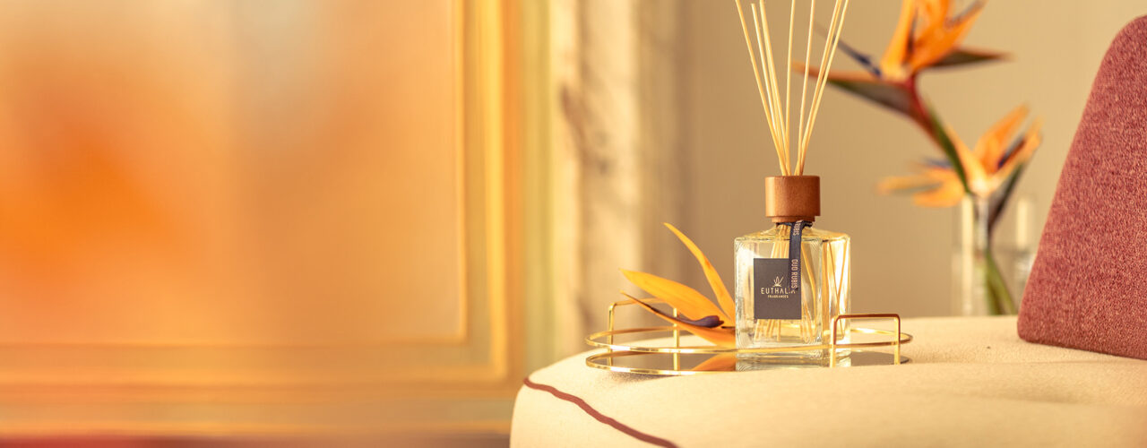 Diffusore Euthalia Oud Rubis per ambienti in un salotto elegante, fragranza di design per la casa - Euthalia Oud Rubis diffuser in an elegant living room, a design home fragrance for refined interiors