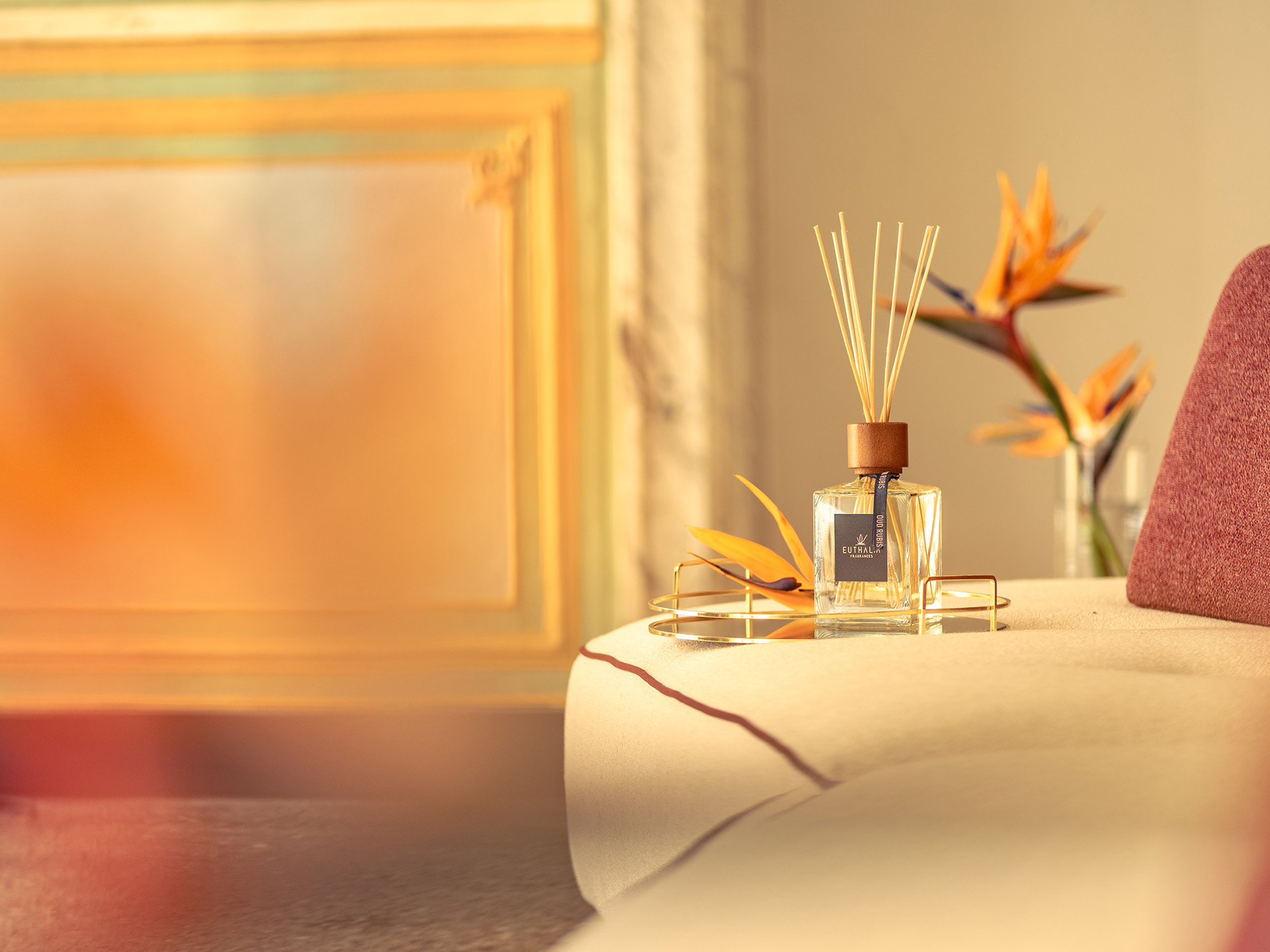 Diffusore Euthalia Oud Rubis per ambienti in un salotto elegante, fragranza di design per la casa - Euthalia Oud Rubis diffuser in an elegant living room, a design home fragrance for refined interiors