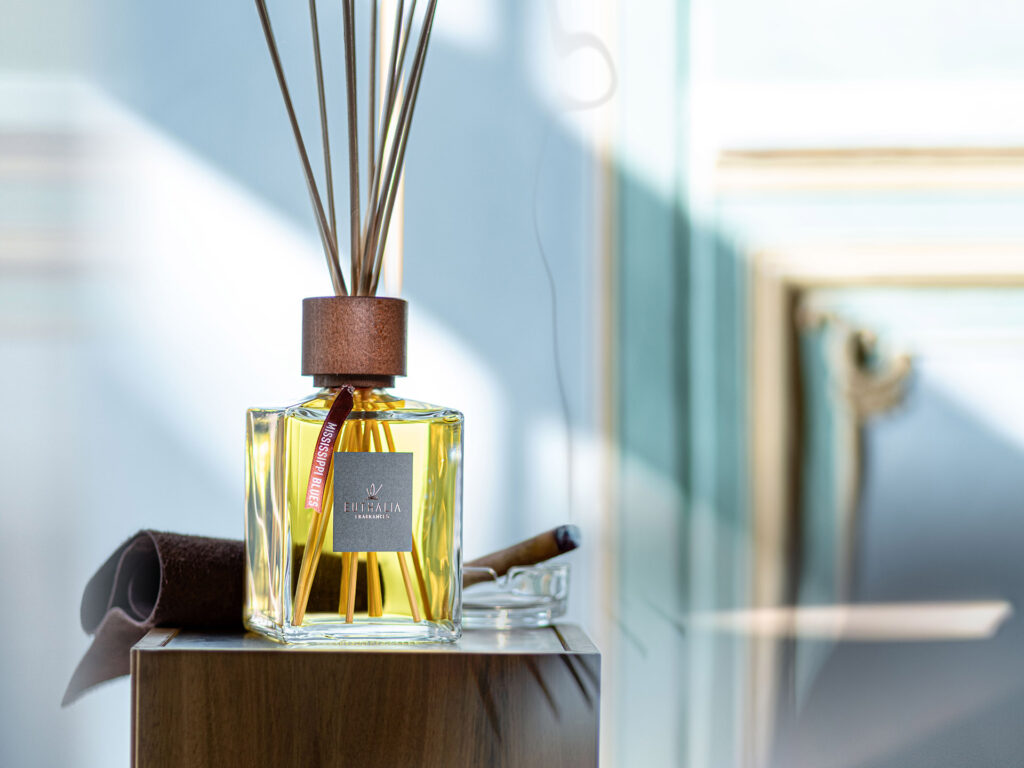 Diffusore Mississippi Blues Euthalia Fragrances, profumo ambiente uomo elegante con dettagli in pelle, ideale come regalo raffinato per la Festa del Papà. Mississippi Blues reed diffuser by Euthalia Fragrances, an elegant home fragrance for man with leather details, ideal as a refined Father’s Day gift.