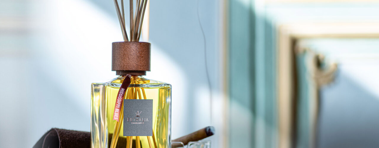Diffusore Mississippi Blues Euthalia Fragrances, profumo ambiente uomo elegante con dettagli in pelle, ideale come regalo raffinato per la Festa del Papà. Mississippi Blues reed diffuser by Euthalia Fragrances, an elegant home fragrance for man with leather details, ideal as a refined Father’s Day gift.