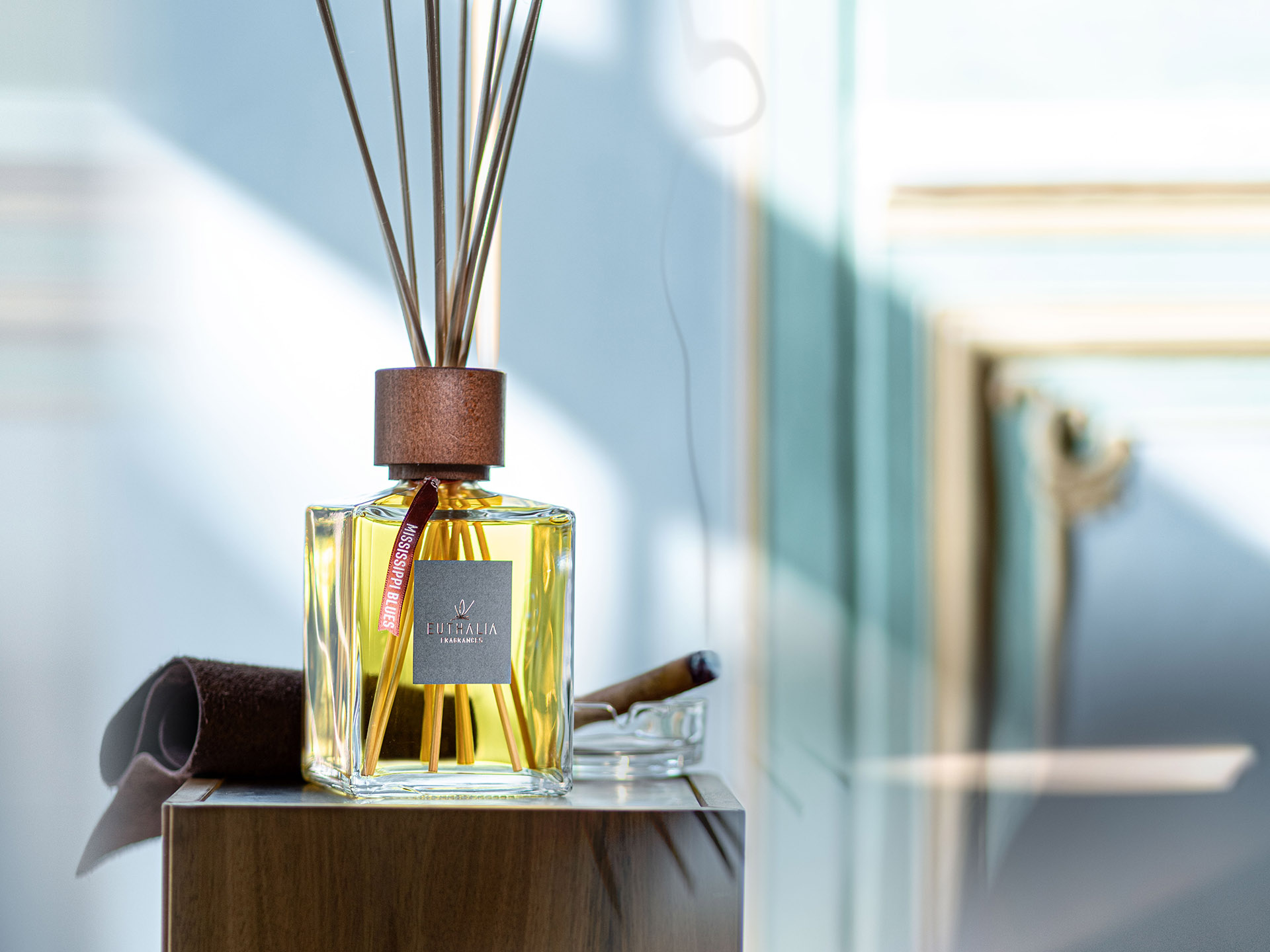 Diffusore Mississippi Blues Euthalia Fragrances, profumo ambiente uomo elegante con dettagli in pelle, ideale come regalo raffinato per la Festa del Papà. Mississippi Blues reed diffuser by Euthalia Fragrances, an elegant home fragrance for man with leather details, ideal as a refined Father’s Day gift.