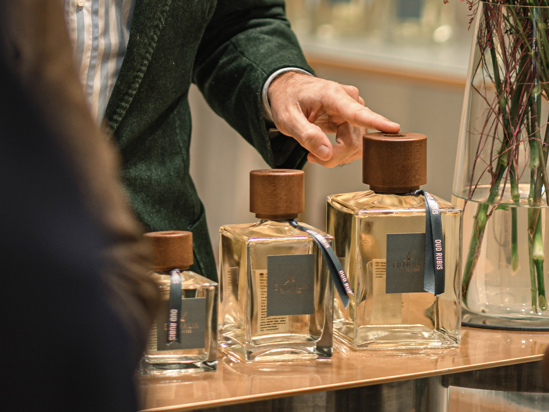 Come scegliere la giusta dimensione diffusore ambiente in base allo spazio, all’intensità desiderata e al numero di punti di diffusione. How to choose the right home diffuser size according to the space, the desired intensity, and the number of diffusion points.