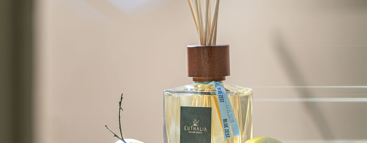 Diffusore Blue Zest Euthalia Fragrances con limoni e luce naturale, ispirato all’energia della Coppa del Mondo e alle atmosfere estive. Blue Zest reed diffuser by Euthalia Fragrances with lemons and natural light, inspired by the energy of the World Cup and summer atmospheres.