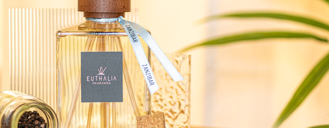 Diffusore Zanzibar Euthalia Fragrances con pepe nero e dettagli esotici, racconto visivo della piramide olfattiva della fragranza. Zanzibar reed diffuser by Euthalia Fragrances with black pepper and exotic details, a visual expression of the fragrance’s olfactory pyramid.
