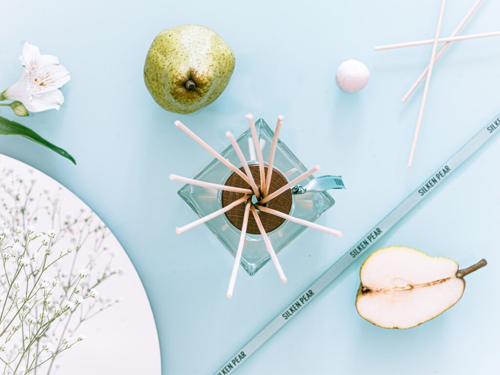 Diffusore Silken Pear Euthalia Fragrances con pera fresca, fiori bianchi e luce delicata di primavera. Silken Pear reed diffuser by Euthalia Fragrances with fresh pear, white flowers and delicate spring light.